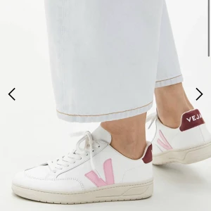Veja V-12 Trainers - Nya Veja V-12 Trainers, köpta i mars månad för 1350 kr på Arket.se. Aldrig använda. Sköna, ursnygga och normala i storleken :) 