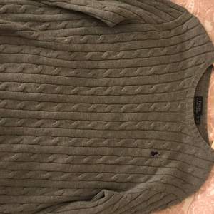 En kabelstickad tröja från ralph lauren som är använd 3-4 gånger 