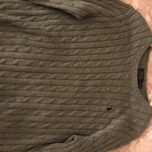 Kabelstickad tröja - En kabelstickad tröja från ralph lauren som är använd 3-4 gånger 