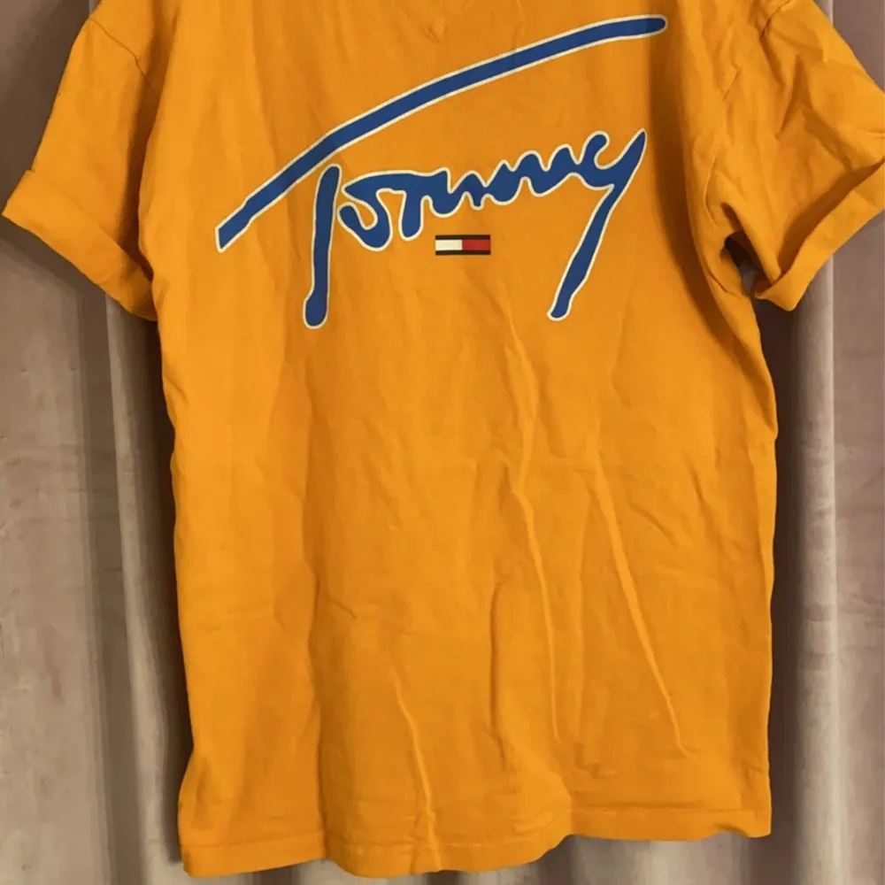 Orange Tommy hilfigertröja, . T-shirts.