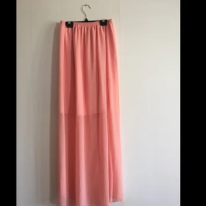  - Långkjol i härlig mjuk rosa färg Underkjol av lite tjockare tyg så det inte ”lyser igenom” 😆  Oklart vart den är ifrån, finns ingen tagg eller märke. Tror jag själv köpt den på second hand någonstans 