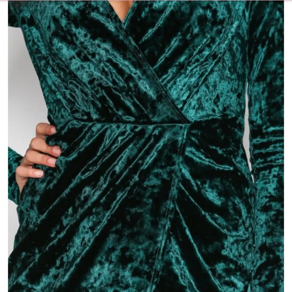 Helt ny Velvet klänning från Nelly, pris lappen är kvar.  Aldrig använt bara provat på  Ny pris: 399kr Tyg: velvet Färg: Mörk grön💚. Klänningar.