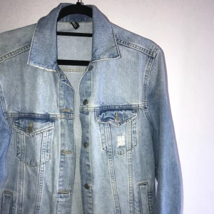  - Jeansjacka från h&m något använda men i jättebra skick Storlek 34 men passar en 34-38