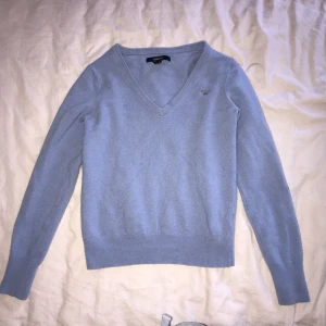  - En ull stickad tröja från Gant som endast är använd ett fåtal gånger och är i fint skick. Tröjan är i strl S men skulle säga att den är mer en XS. Möts upp i Stockholm eller så fraktar jag.