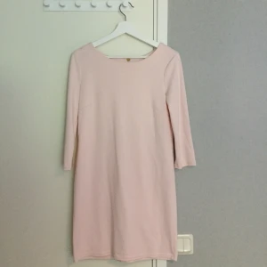  - Vila klänning storlek small. Ljusrosa, mjuk å skön. Dragkedja i ryggen. I mycket fint skick.