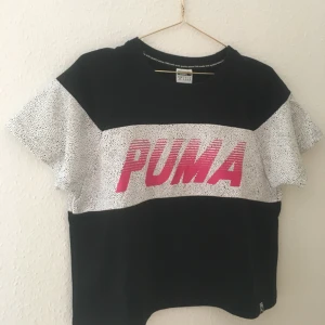  - T-shirt i tjockt material från Puma, storlek S. Aldrig använd.