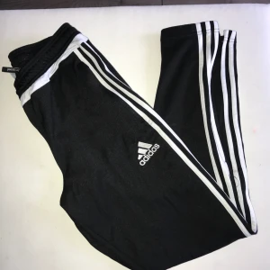  - Adidas byxor i bra skick, säljes pga använde den för stor. Kan frakta