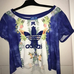  - Tröja från Pharrel Williams collection med adidas. Den är dock inte en magtröja, den täcker hela magen. Mycket bra material.