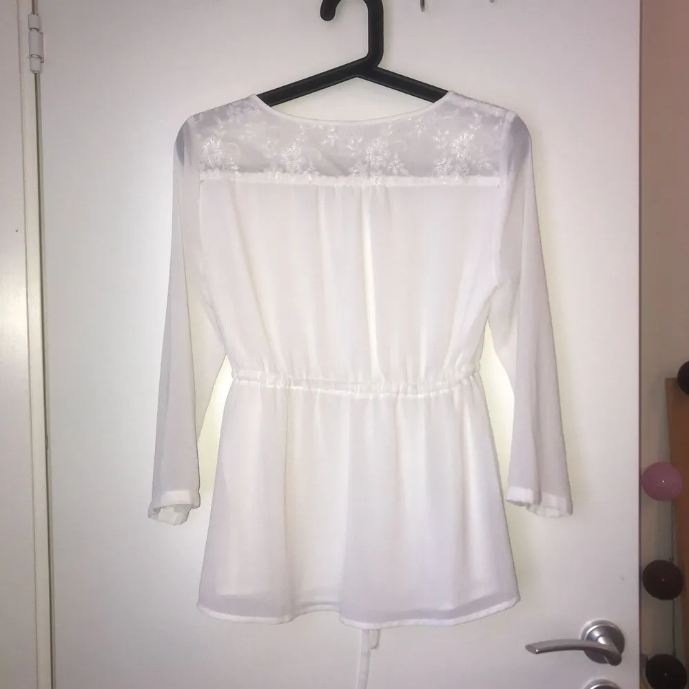 Fin vit blus, köpt från Vero Moda för 349 kr. Kan frakta eller möts upp i Uppsala. . Blusar.