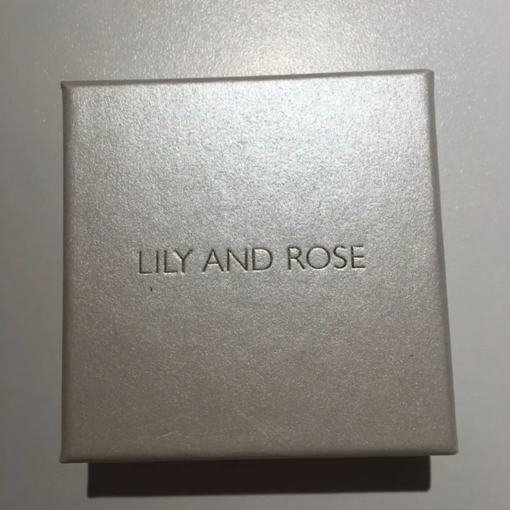 Jättefina oanvända Lily & Rose örhängen. Accessoarer.