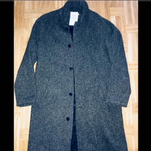  - En jacka som har varit till hands för mig under alla dessa säsonger: höst/vår/vinter. Jackan är från MQ (designer Emilio) Ny pris 1999kr  