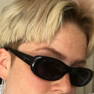  - Snabbaste Vintage ARMANI solglasögonen🔥🔥 inga lösa skruvar och inga repor i glaset.   Frakt tillkommer om vi inte kan mötas upp :-))