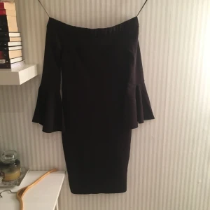  - Svart tubklänning med utsvängda ärmar, knälång, offshoulder, frakt ca 50kr❤️