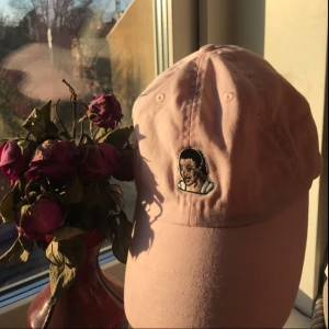  - Ljusrosa crying Kim K meme keps från 40s & shorties. Använd men i fint skick. Nypris 300kr. Vid intresse av köp hör av dig på snapchat: corneliavilja