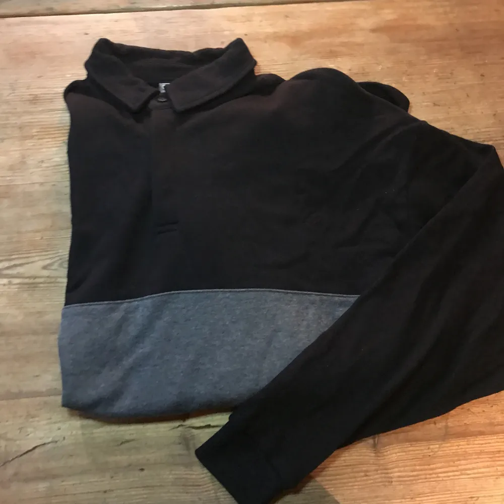 assnygg sweatshirt piké från asos plus size så XS är som L, aldrig använd  köparen står för frakt . Hoodies.