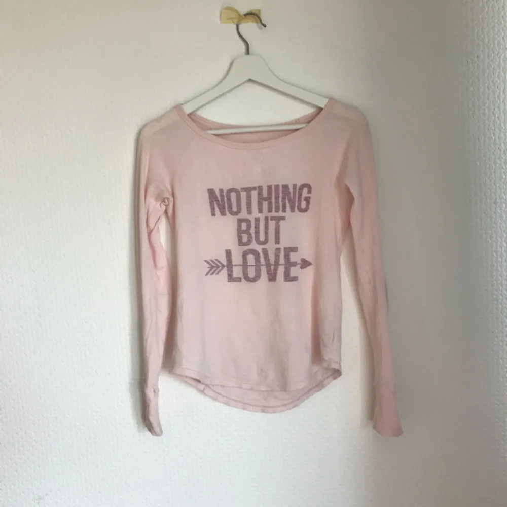 En fin rosa tröja med uttrycken nothing but love😃 aldrig använd och är precis som ny! Den är från american eagle:) Frakt kostar 27kr och köparen betalar👍🏼👍🏼. Tröjor & Koftor.