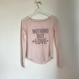 En fin rosa tröja med uttrycken nothing but love😃 aldrig använd och är precis som ny! Den är från american eagle:) Frakt kostar 27kr och köparen betalar👍🏼👍🏼