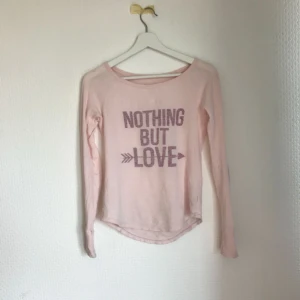  - En fin rosa tröja med uttrycken nothing but love😃 aldrig använd och är precis som ny! Den är från american eagle:) Frakt kostar 27kr och köparen betalar👍🏼👍🏼