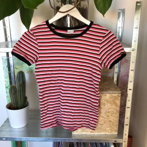  - Mjuk tisha i 100% ekologisk bomull.   Hämtas på Gärdet. 