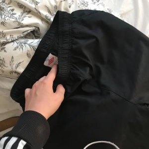  - Umbro träningsbyxor. Vindtäta. Pris diskuterbart frakt tillkommer