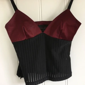  - Lyxig satin topp från amerikansk Gothic märke, betalt mycket plus tax. Otroligt stilig i 50tals Betty Page look Aller Dita von Teese. #korsett #gothic #alternativ #postpunk #newromantics #emo #Topp #sammet #vinröd #mörkröd #vamp #satin