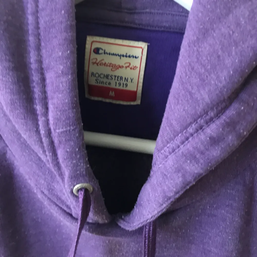 Säljer min fina och givetvis äkta Champions hoodie! Köpt i USA för några år sedan, aldrig använd pga för stor och inte min smak. Frakt 45kr ☺️. Hoodies.