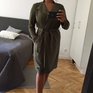  - Khaki-grön trenchcoat från Cubus i storlek XS/S. Jag är en 38/M och är 169 cm.  Köparen betalar frakt (54 kr) 📬