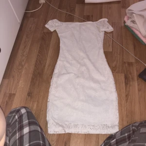  - Vit off shoulder spetsig klänning 