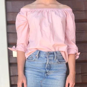  - Säljer denna blus i storlek S från VERO MODA, som endast använts vid ett tillfälle. Kan frakta, då står köparen för frakten! 👚