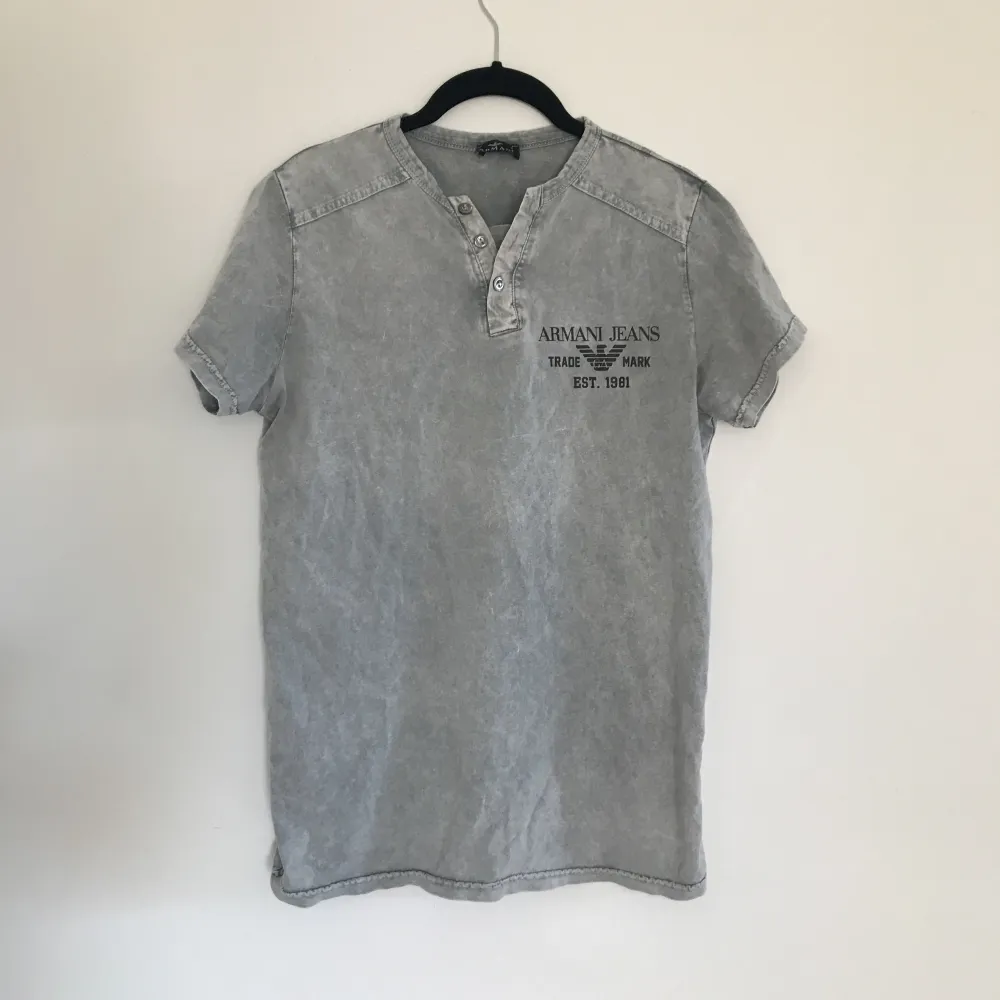 Oanvänd stentvättad t-shirt från Armanis andrasortering. Samfraktar gärna och kan ge ett bra paketpris vid köp av fler plagg! . T-shirts.