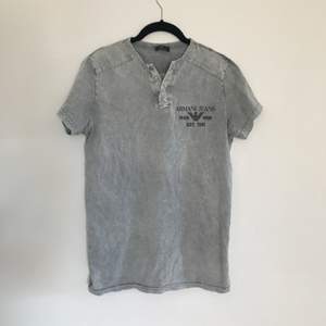 Oanvänd stentvättad t-shirt från Armanis andrasortering. Samfraktar gärna och kan ge ett bra paketpris vid köp av fler plagg! 