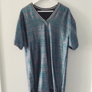  - Glittrig klänning från Topshop. Använd endast ett fåtal gånger så den är som i nyskick. Knälång, sitter som en oversized t-shirt.  Frakt tillkommer om den ska skickas. ✨