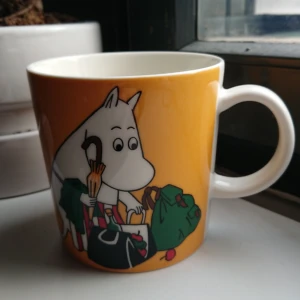  - Helt ny muminmugg söker ägare! Aldrig använd, helt ren i den finaste senapsgula färgen 💛 Obs! Skickar inte denna då jag inte vill att den ska gå sönder under frakten! 