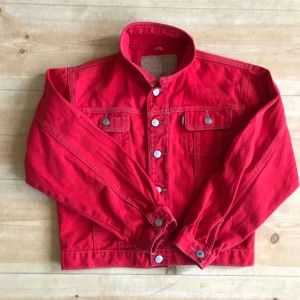  - Röd jeansjacka från Rocky i storlek xxs. Trevligt vintage skick. Kan hämtas i Uppsala eller skickas mot fraktkostnad. Spårbart 58 sek