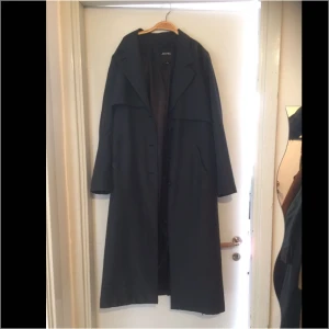  - Mörkgrå trenchcoat från Monki🌑✨ Den ena lilla snöret till skärpet är borta men annars fint skick!:)