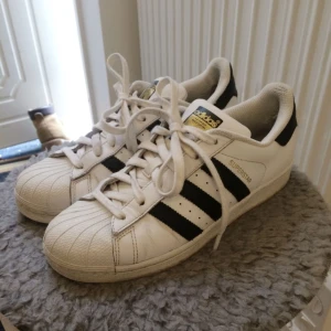  - Adidas Superstar! Använda men fortfarande i riktigt bra skick! 🙂 Storlek 39.