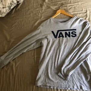  - Inte använd många gånger, men råkade ut för en liten olycka och blev ett litet jack längst ner där bak på tröjan som är lätt att dölja, och därför jag säljer den för 145kr.  Frakten inkluderad i priset. 