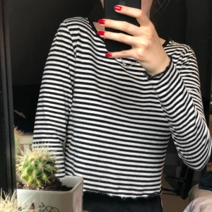  - En croppad tröja i storleken M men passar även bra på storleken S. Kan möta upp köparen i Stocholm samt köparen får stå för frakt, tar gärna i mot swish  