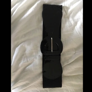  - 🌹Brett, elastiskt midjeskärp i retro-stil. Köpt second hand och i relativt bra skick. Kan justeras i storlek något, mellan 32 och 35 cm i diameter. Köparen betalar frakt.