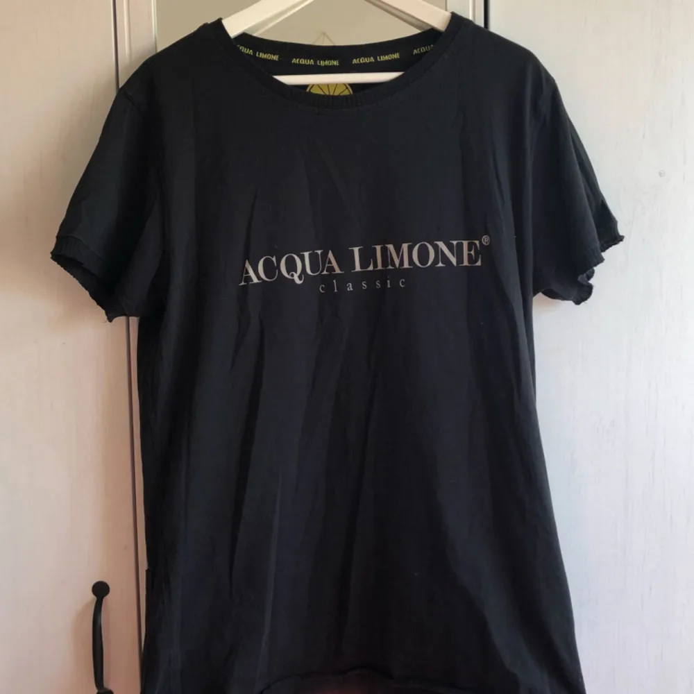 Klassisk svart aqua limone t-shirt i använt men bra skick! Storlek M men passar XS-L beroende på hur man vill att den ska sitta :) liten ficka längst ner till höger på baksidan. Går utmärkt att ha den ”bakochfram” med citronskivan fram också :) . T-shirts.