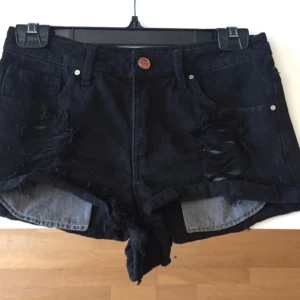  - köpta för något år sen på bikbok knappt använda för korta för min smak.