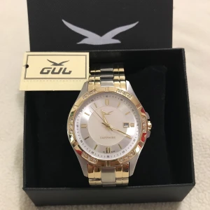  - NYTT!! Student Present Födelsedag en klockan med box  Säljer en GUL klockan av märket GUL. Klockor Nypris 1800kr  Accepterar avhämtning eller så skickas den med postnord eller schenker spårbar frakt.