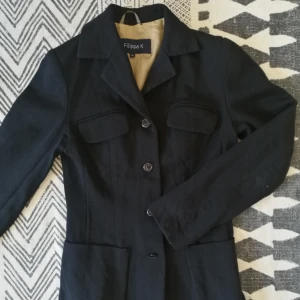  - Jättesnygg kavaj i Ull (96%) Från Filippa K, vintage. Jag har använt som jacka och kavaj! 