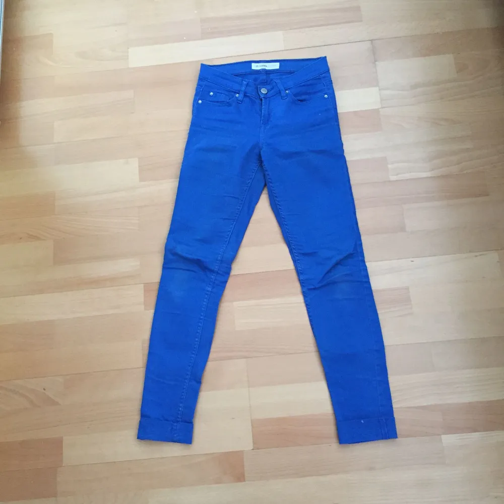 Jeans ifrån Cubus i modellen ”Gemma” i koboltblå färg! Riktigt snygga och skulle även kunna passa w24 och w26, har vikt upp dem och skrynkliga pga legat i garderoben. Jeans & Byxor.
