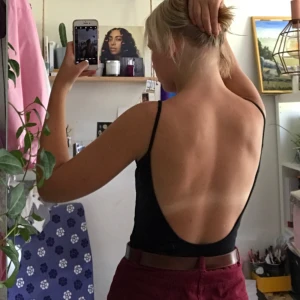  - Snygg body från Zara i strlk S!! Bodyn är svart och har en djup urringning i ryggen😍 Den har knappar längst ner som går att knäppa. Köparen står för frakt (9kr)💘💘