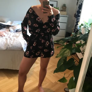  - Blommig drömmig byxdress  🌸🌸🌸 felfritt skick! Pris inkl. frakt 