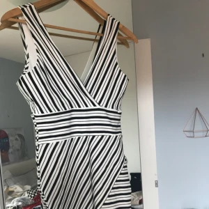  - Snygg randig klänning som aldrig används för att den tyvärr är för stor för mig