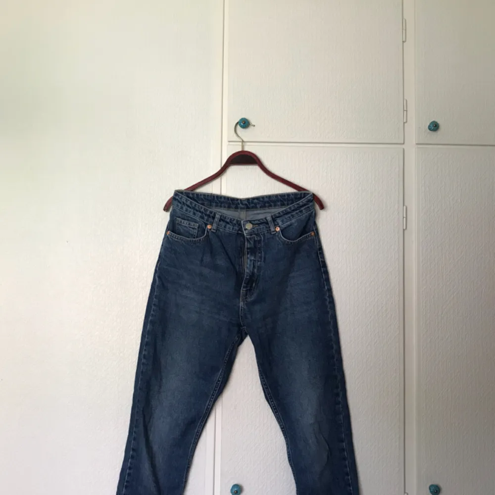 Blå monkijeans i modellen kimomo, storlek 27. Använda, men i bra skick. + frakt, som köparen står för. Jeans & Byxor.