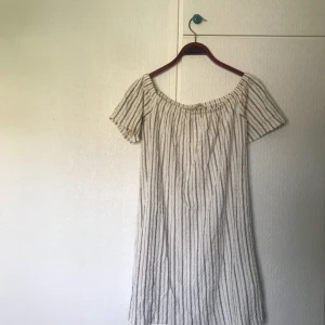  - Klänning från Pull&Bear, storlek S. Kan has off shoulder. Jag är cirka 170 cm lång, om du vill ha en referensram för klänningens längd. Pris + frakt, som köparen står för