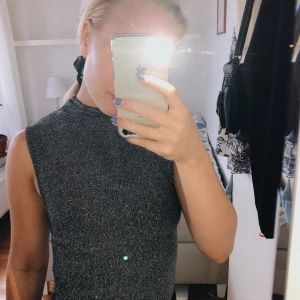  - Glittrig festtopp! Jag har inte fått någon användning av den så lapparna är kvar.